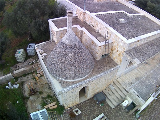 Villa In Fase Di Ristrutturazione, 4 Vani, Trullo e Garage. Poco Distante.
